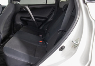 Подержанный автомобиль Toyota RAV4 2016 года (11 фото)