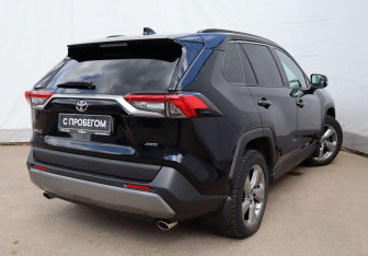 Подержанный автомобиль Toyota RAV4 2020 года (4 фото)