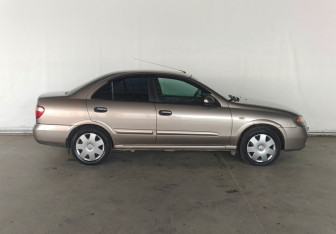 Подержанный автомобиль Nissan Almera Sedan 2006 года (8 фото)