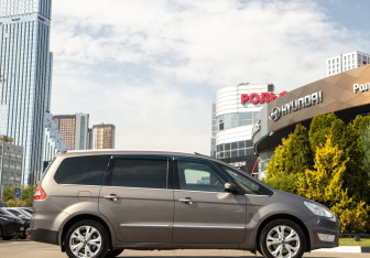 Подержанный автомобиль Ford Galaxy 2012 года (3 фото)
