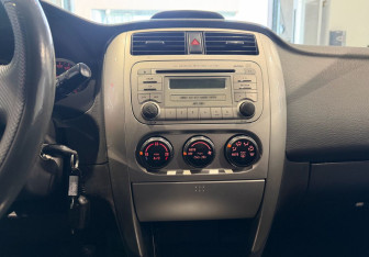 Подержанный автомобиль Suzuki Liana Wagon 2007 года (16 фото)