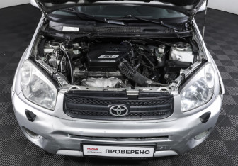 Подержанный автомобиль Toyota RAV4 2004 года (9 фото)