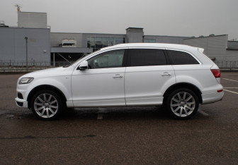 Подержанный автомобиль Audi Q7 2014 года (8 фото)