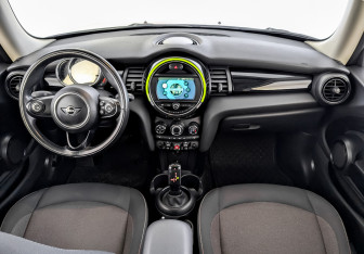 Подержанный автомобиль MINI Hatch 2018 года (14 фото)