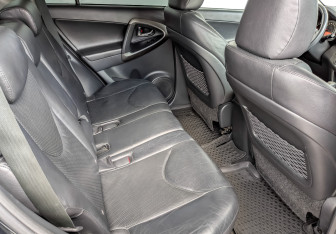 Подержанный автомобиль Toyota RAV4 2011 года (12 фото)