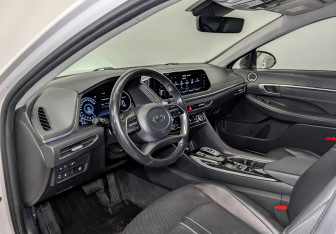Подержанный автомобиль Hyundai Sonata 2022 года (16 фото)
