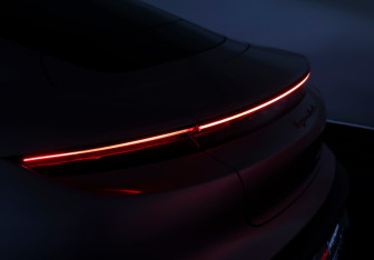 Подержанный автомобиль Porsche Taycan 2021 года (33 фото)