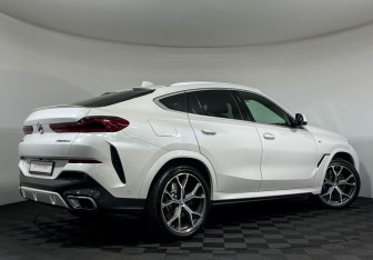 Подержанный автомобиль BMW X6 2020 года (2 фото)