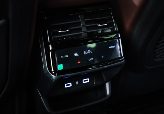 Подержанный автомобиль Geely Monjaro 2023 года (18 фото)