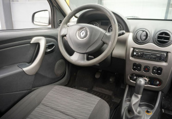 Подержанный автомобиль Renault Sandero 2010 года (12 фото)