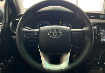 Подержанный автомобиль Toyota Hilux 2018 года (13 фото)