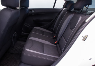 Подержанный автомобиль Peugeot 408 2015 года (11 фото)