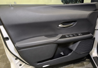 Подержанный автомобиль Lexus UX 2018 года (19 фото)