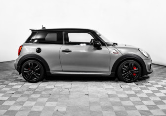 Подержанный автомобиль MINI Hatch 2017 года (21 фото)