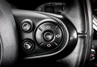 Подержанный автомобиль MINI Hatch 2018 года (26 фото)