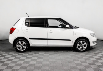 Подержанный автомобиль Skoda Fabia Hatchback 2012 года (4 фото)