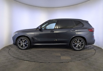 Подержанный автомобиль BMW X5 2022 года (8 фото)