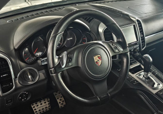 Подержанный автомобиль Porsche Cayenne 2010 года (12 фото)