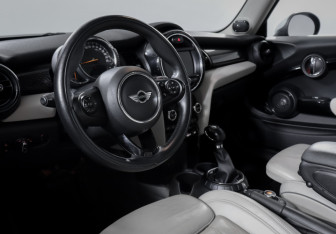 Подержанный автомобиль MINI Hatch 2017 года (14 фото)