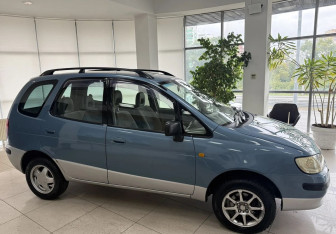 Подержанный автомобиль Toyota Corolla Spacio 1998 года (4 фото)