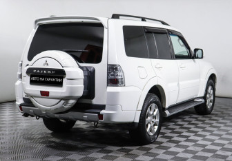Подержанный автомобиль Mitsubishi Pajero 2013 года (3 фото)