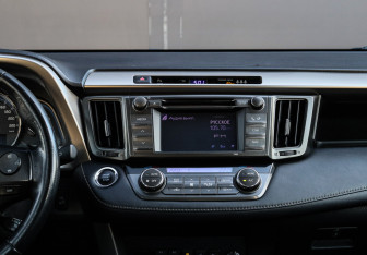 Подержанный автомобиль Toyota RAV4 2013 года (10 фото)