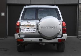 Подержанный автомобиль Nissan Patrol 2005 года (8 фото)