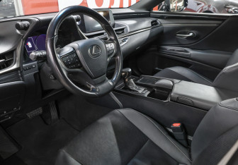 Подержанный автомобиль Lexus ES 2019 года (16 фото)