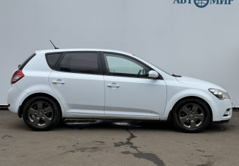 Подержанный автомобиль Kia Ceed Hatchback 2011 года (4 фото)