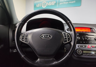Подержанный автомобиль Kia Ceed Hatchback 2009 года (15 фото)
