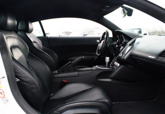 Подержанный автомобиль Audi R8 Coupe 2011 года (15 фото)