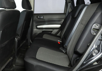 Подержанный автомобиль Nissan X-Trail 2010 года (10 фото)