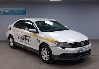 Подержанный автомобиль Volkswagen Jetta Sedan 2018 года (3 фото)