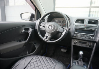 Подержанный автомобиль Volkswagen Polo Sedan 2012 года (13 фото)