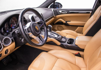 Подержанный автомобиль Porsche Cayenne 2015 года (10 фото)
