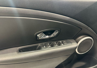 Подержанный автомобиль Renault Fluence 2012 года (17 фото)