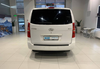 Подержанный автомобиль Hyundai H-1 2012 года (5 фото)