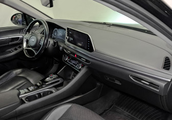 Подержанный автомобиль Hyundai Sonata 2022 года (10 фото)