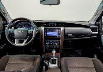 Подержанный автомобиль Toyota Fortuner 2019 года (14 фото)