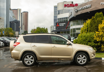 Подержанный автомобиль Toyota RAV4 2011 года (3 фото)