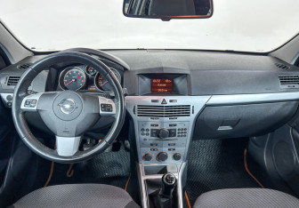 Подержанный автомобиль Opel Astra Hatchback 2011 года (11 фото)