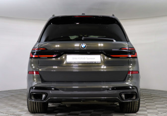 Подержанный автомобиль BMW X7 2022 года (4 фото)