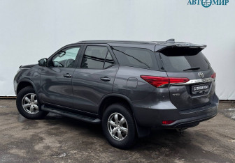 Подержанный автомобиль Toyota Fortuner 2018 года (6 фото)