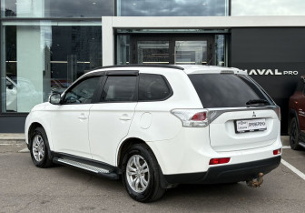 Подержанный автомобиль Mitsubishi Outlander 2013 года (7 фото)