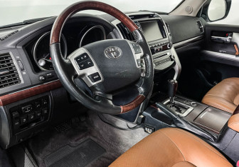 Подержанный автомобиль Toyota Land Cruiser Suv 2014 года (13 фото)