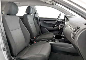 Подержанный автомобиль Kia Rio Hatchback 2021 года (23 фото)