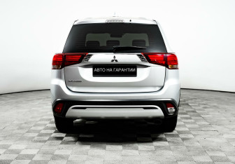 Подержанный автомобиль Mitsubishi Outlander 2020 года (4 фото)