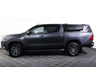 Подержанный автомобиль Toyota Hilux 2015 года (8 фото)