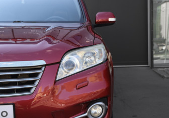 Подержанный автомобиль Toyota RAV4 2010 года (26 фото)