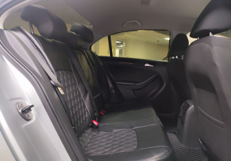 Подержанный автомобиль Volkswagen Jetta Sedan 2013 года (14 фото)